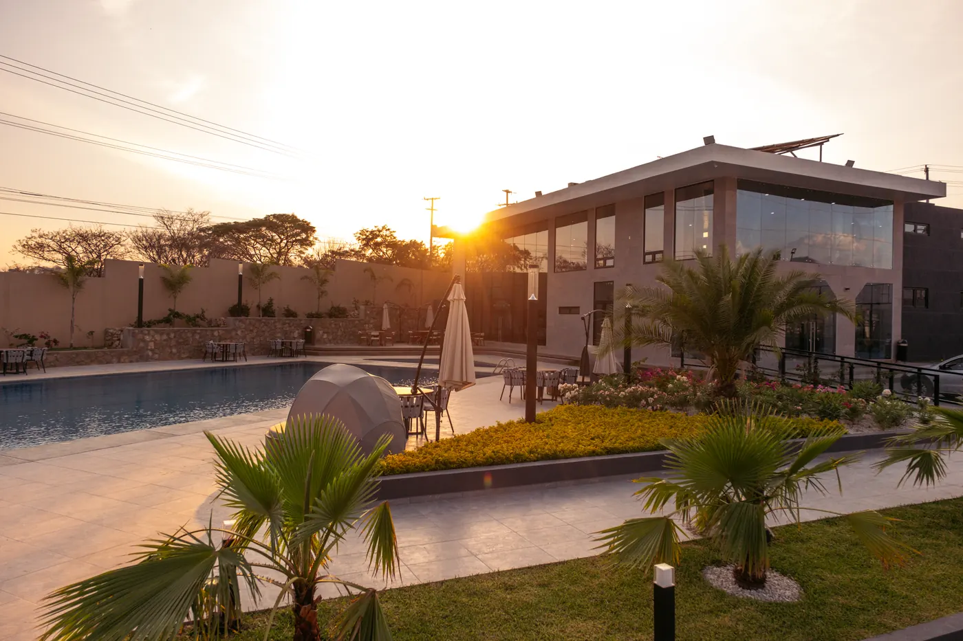 Alberca semiolímpica al atardecer